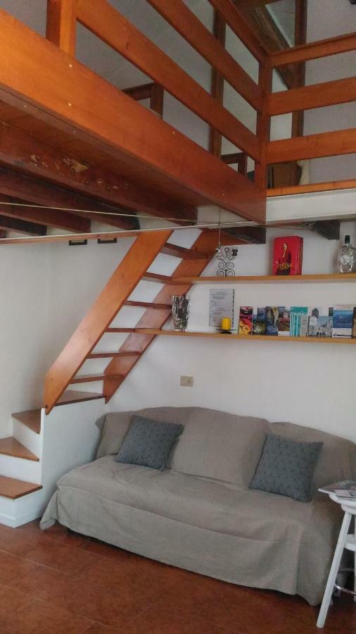 Queen'S Loft Чернобио Екстериор снимка